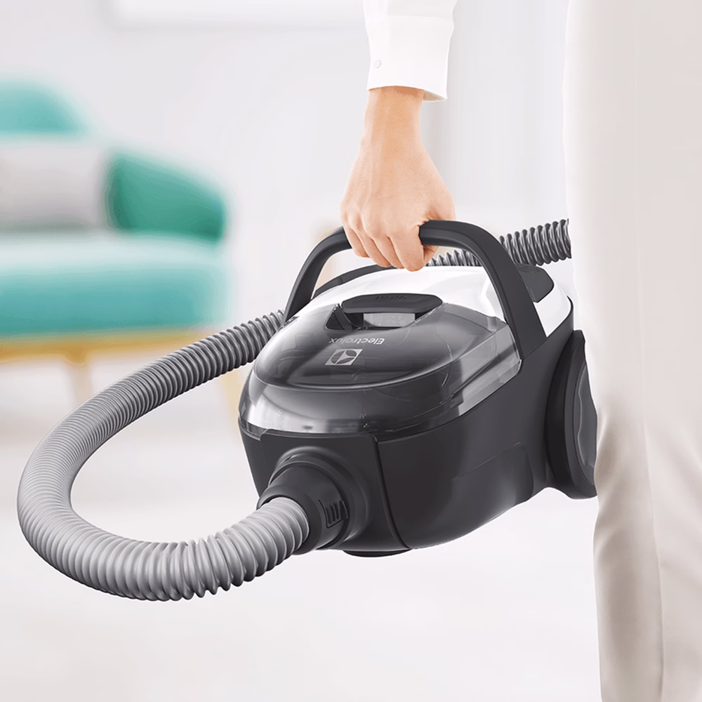 Aspiradora LIT31 1400W Electrolux siendo transportada por el asa descúbrelo en granhogar