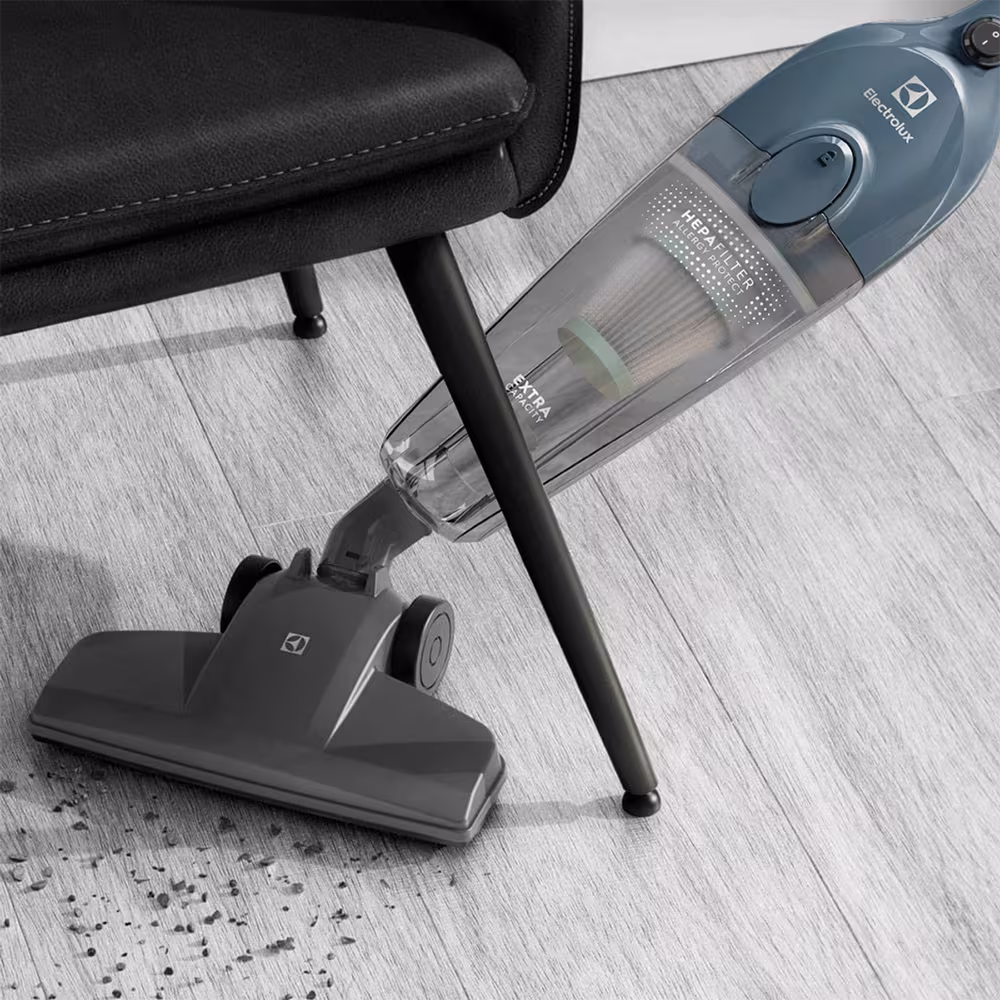 Aspiradora de mano Electrolux STK14 portátil en función vista ambiental. Adquiérela en granhogar