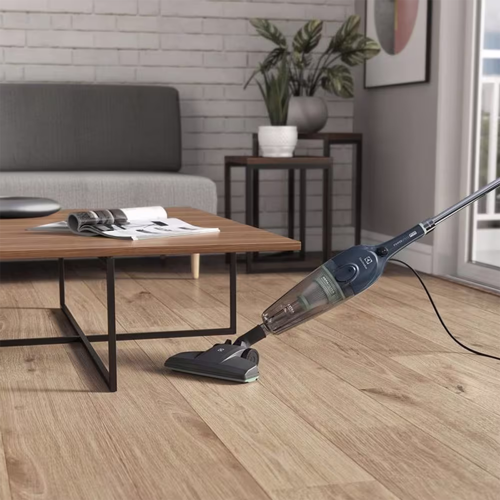 Aspiradora vertical Electrolux STK14 en funcion de barrido vista ambiente. Solo en granhogar online