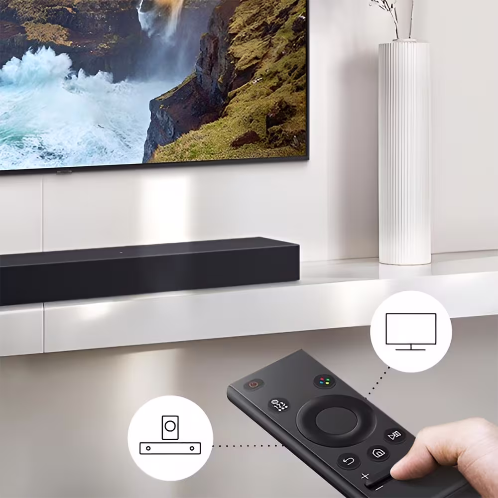 Barra de sonido Samsung HW-C400 control remoto inalámbrico inteligente primer plano. Cómprala en granhogar