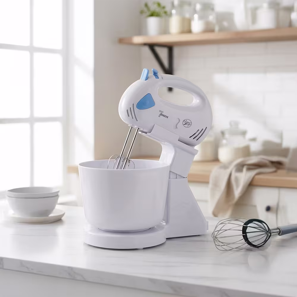 Batidora pedestal Electric Life Pn-208wb en mesón de cocina vista diagonal. Encuéntrala en granhogar online