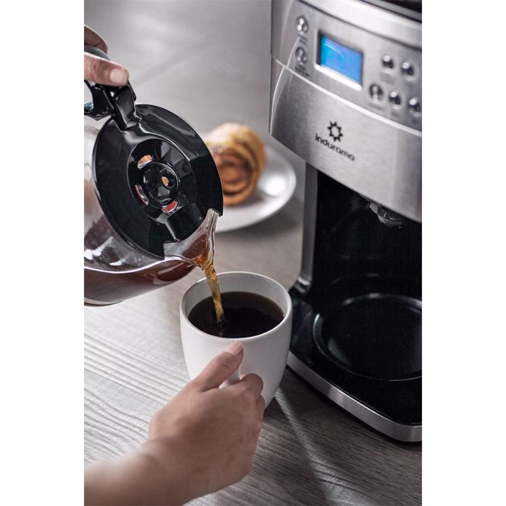 Cafetera con molino MCI-CR 1.5LTS 12TZS Indurama sirviendo café en una taza descúbrelo en granhogar