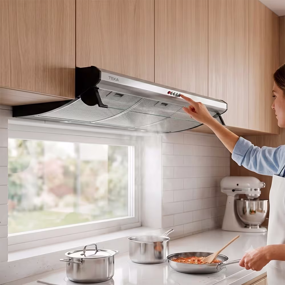 Campana extractora Teka C710 76 cm instalada en cocina moderna vista frontal. Encuéntrala en granhogar online