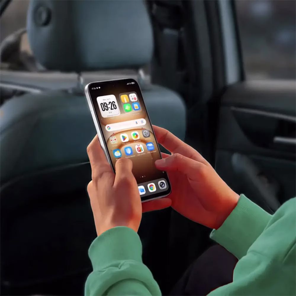 celular Hot 70 Pro 5G 8GB RAM 256GB Dual SIM Infinix en uso dentro de un vehículo adquiérelo en granhogar