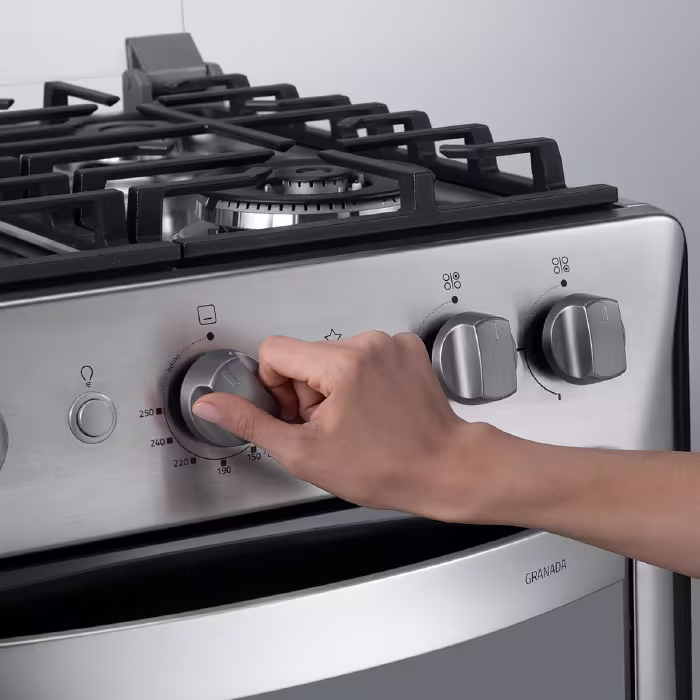 Disfruta de cada receta con la Granada Zafiro 24'' de Indurama. Diseño compacto, potencia y precisión para una cocina práctica y elegante.