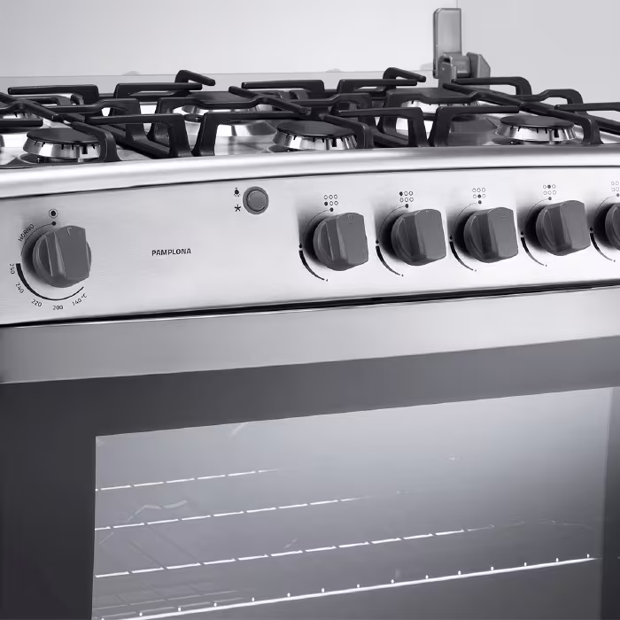 Vive la experiencia de cocinar con la elegancia y eficiencia de la Cocina a Gas Pamplona Quarzo de Indurama. Potencia, diseño y sabor en cada plato.