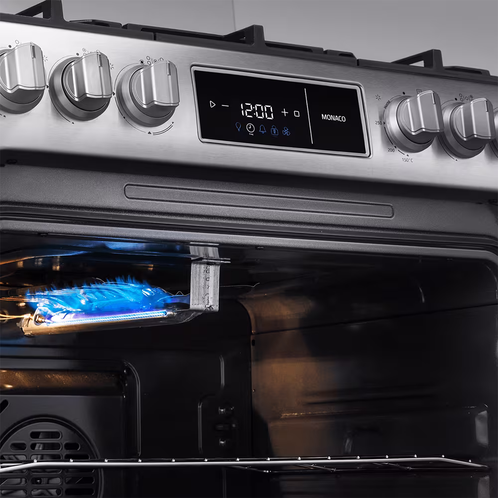 Cocina a gas Indurama Monaco Zafiro panel digital y horno encendido vista de cerca. Disponible en granhogar