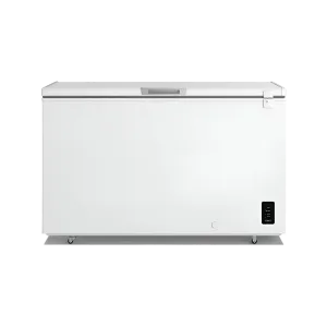 Congelador Electrolux EFH42S3Q5AW color blanco  ruedas y puerta cerrada vista frontal. Disponible en granhogar