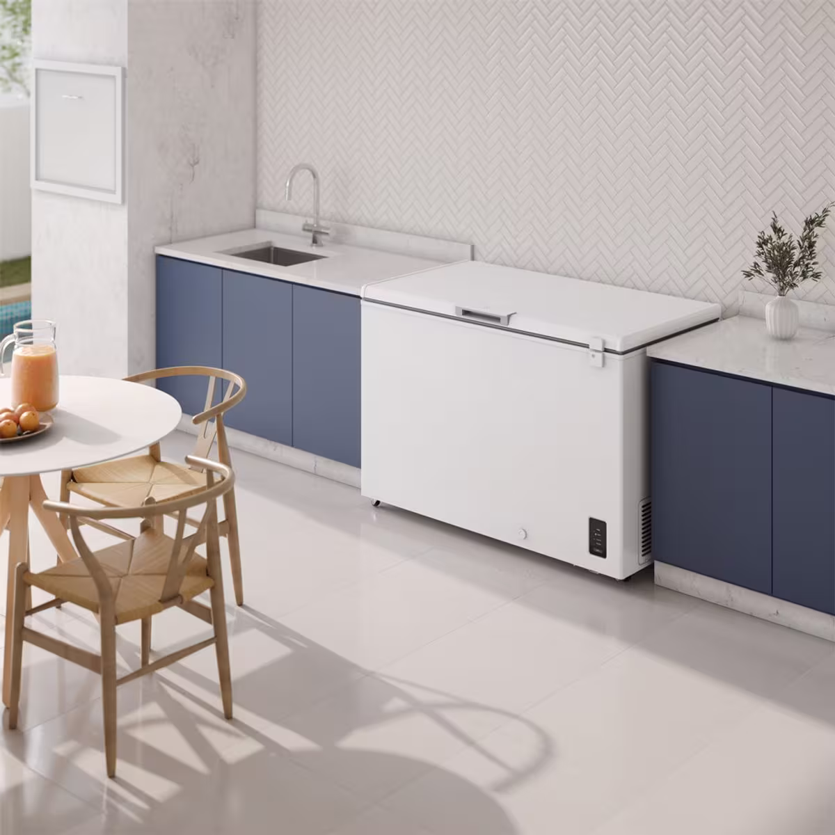 Congelador Electrolux EFH38S3Q5AW ambientado en cocina moderna. Disponible en granhogar