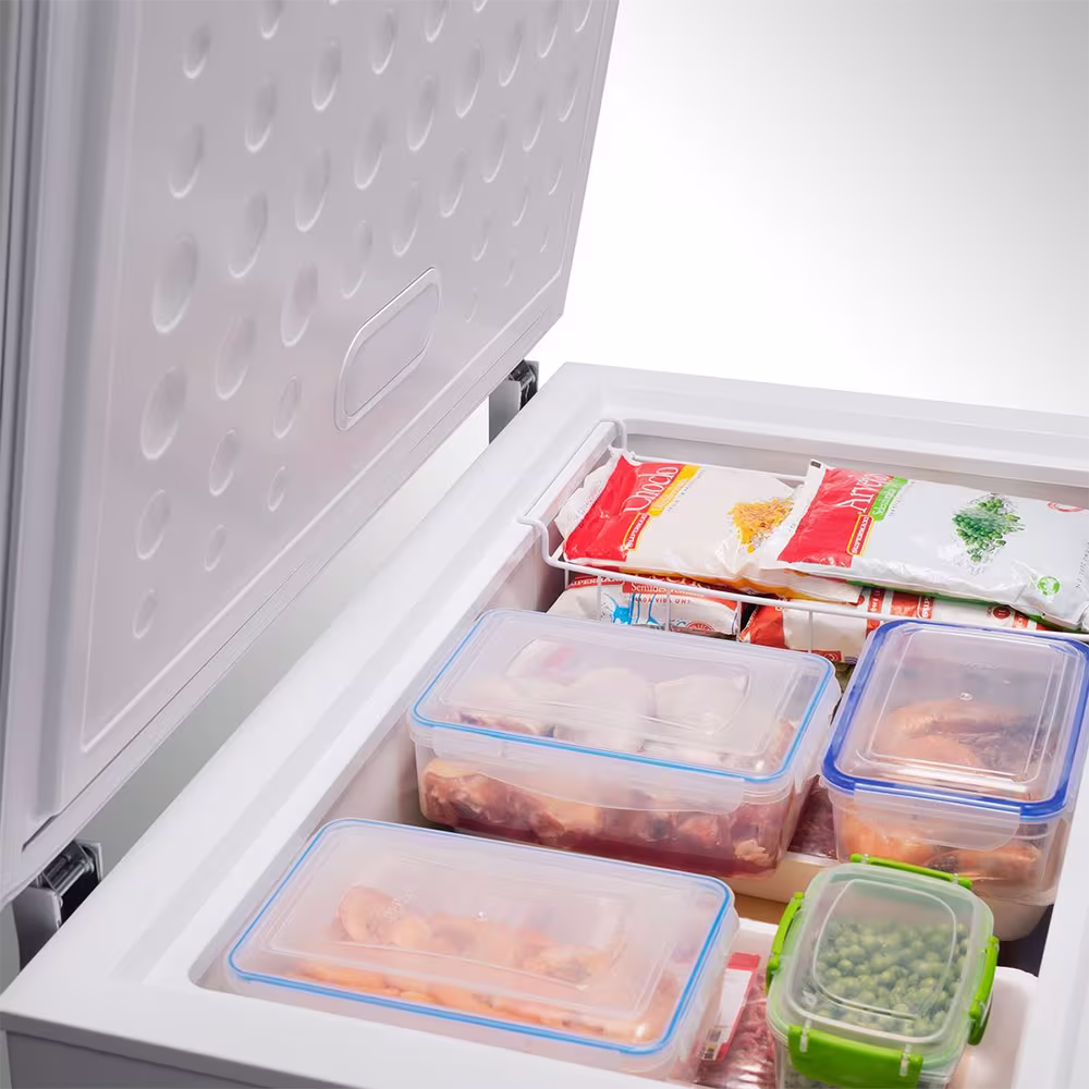 Congelador Indurama CI 199 TM alimentos organizados en recipientes en primer plano. Disponible en granhogar