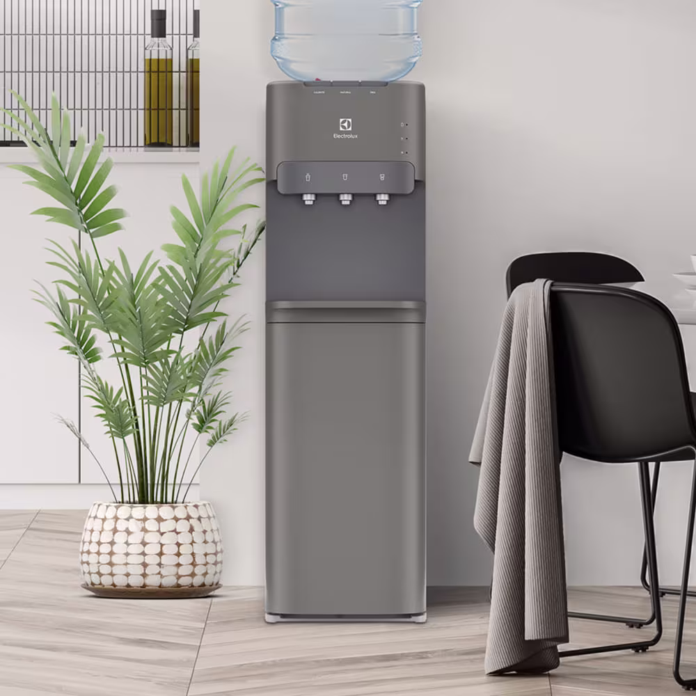 Dispensador agua Electrolux ES11SR con botellón superior en ambiente vista frontal. Encuéntralo en granhogar