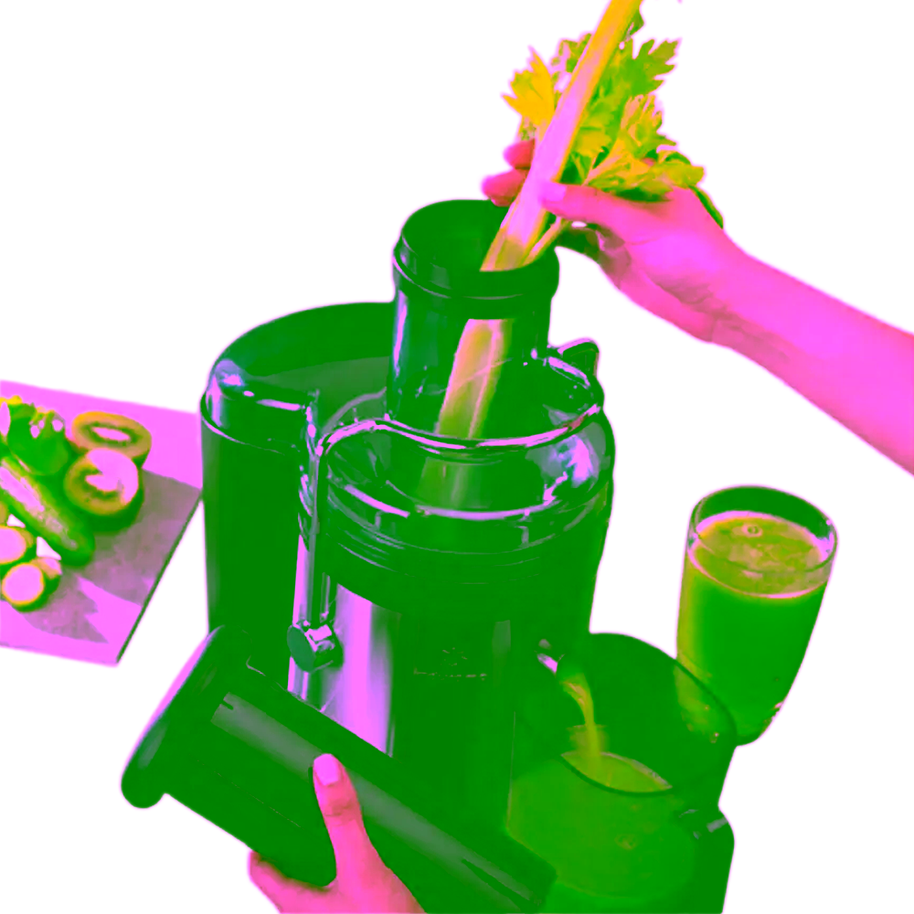 Extractor de jugo Indurama EI-CR de 800W en uso preparando jugo obtén en granhogar