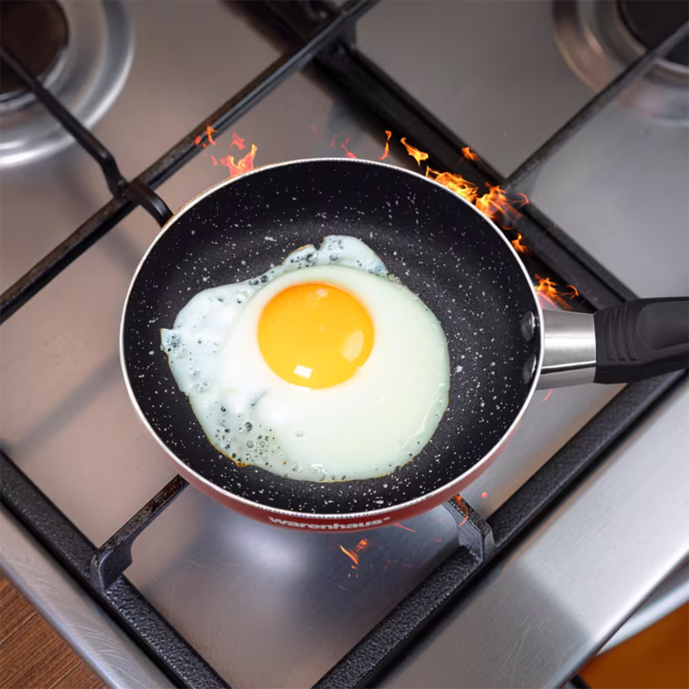 Freidora de huevos Warenhaus 14 cm antiadherente en cocina a gas vista superior. Encuéntrala en granhogar
