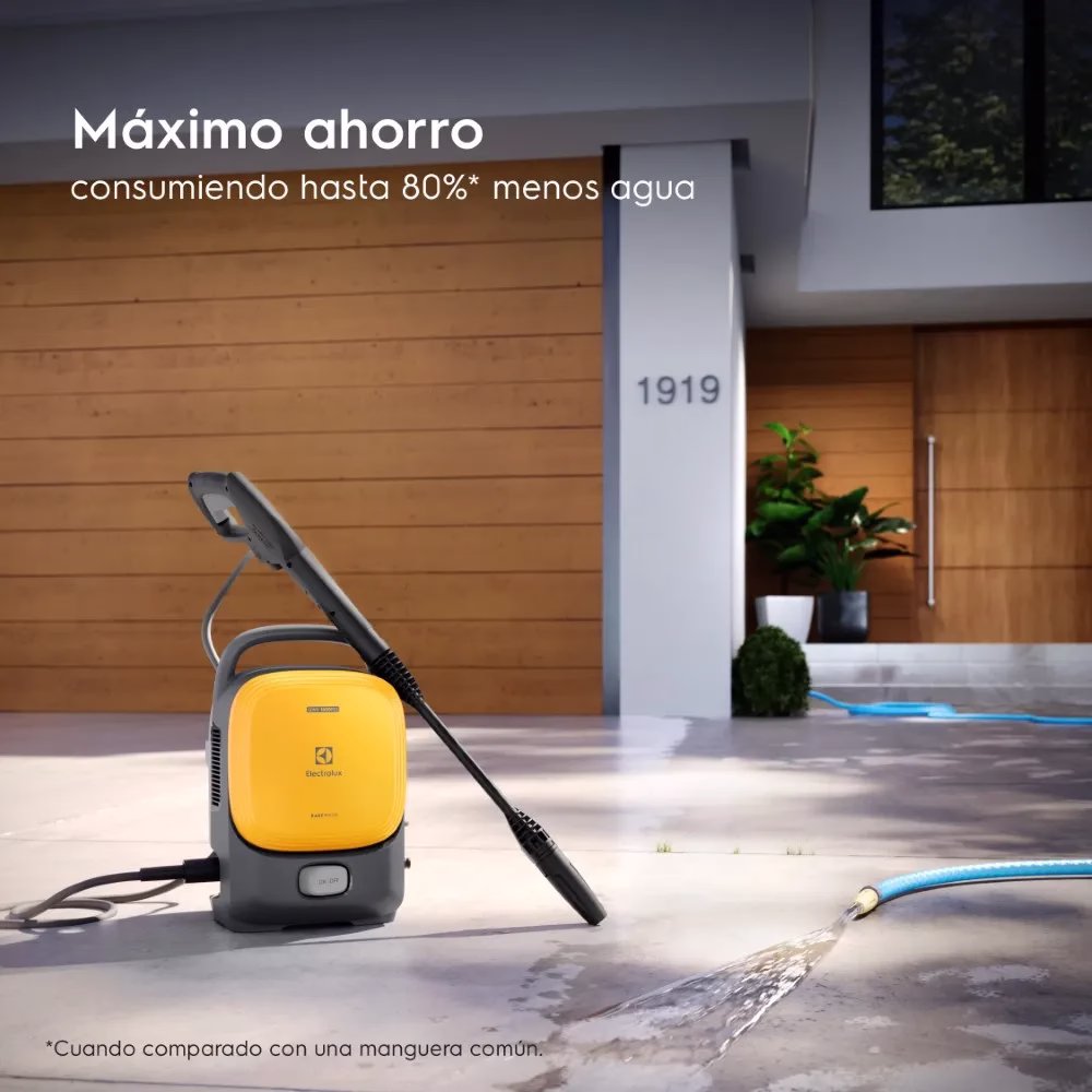 Hidrolavadora QWS1650 1650 PSI 1400W Electrolux en uso en patio exterior encuéntralo en granhogar