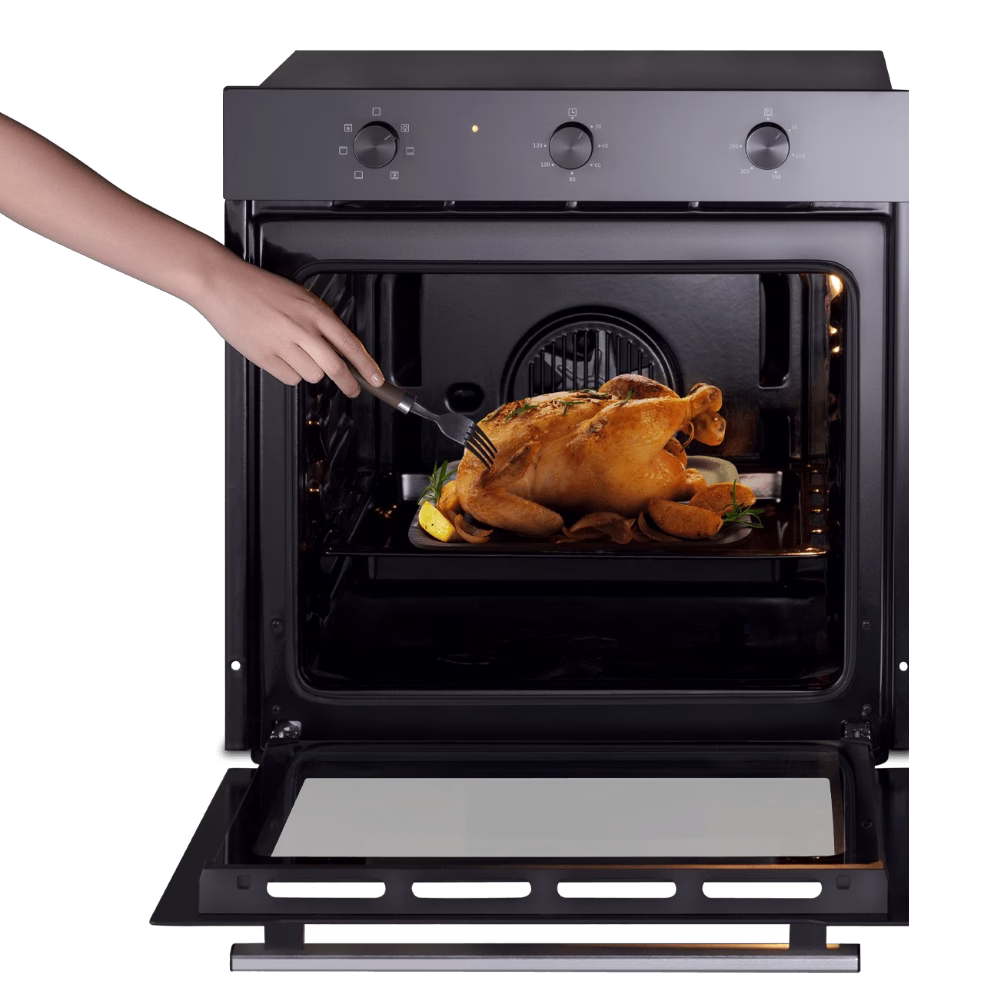 Horno empotrable eléctrico HEI-75EN Indurama cocinando un pollo con puerta abierta adquiérelo en granhogar