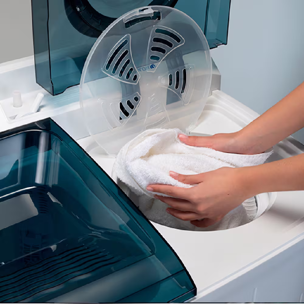 La Lavadora Semiautomática Indurama LRI-15BLSA 15 kg ofrece centrifugado plus y filtro atrapa pelusas. ¡Eficiencia y practicidad en blanco!