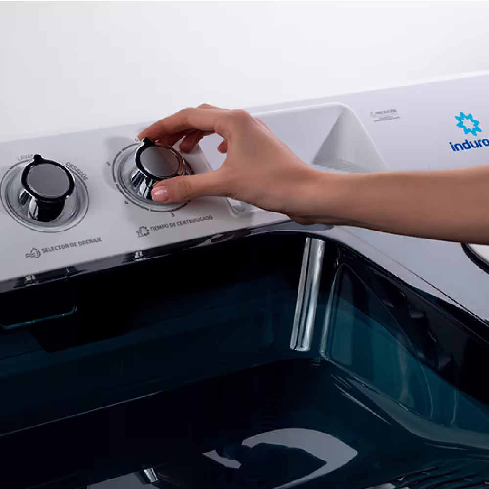 La Lavadora Semiautomática Indurama LRI-15BLSA 15 kg ofrece centrifugado plus y filtro atrapa pelusas. ¡Eficiencia y practicidad en blanco!