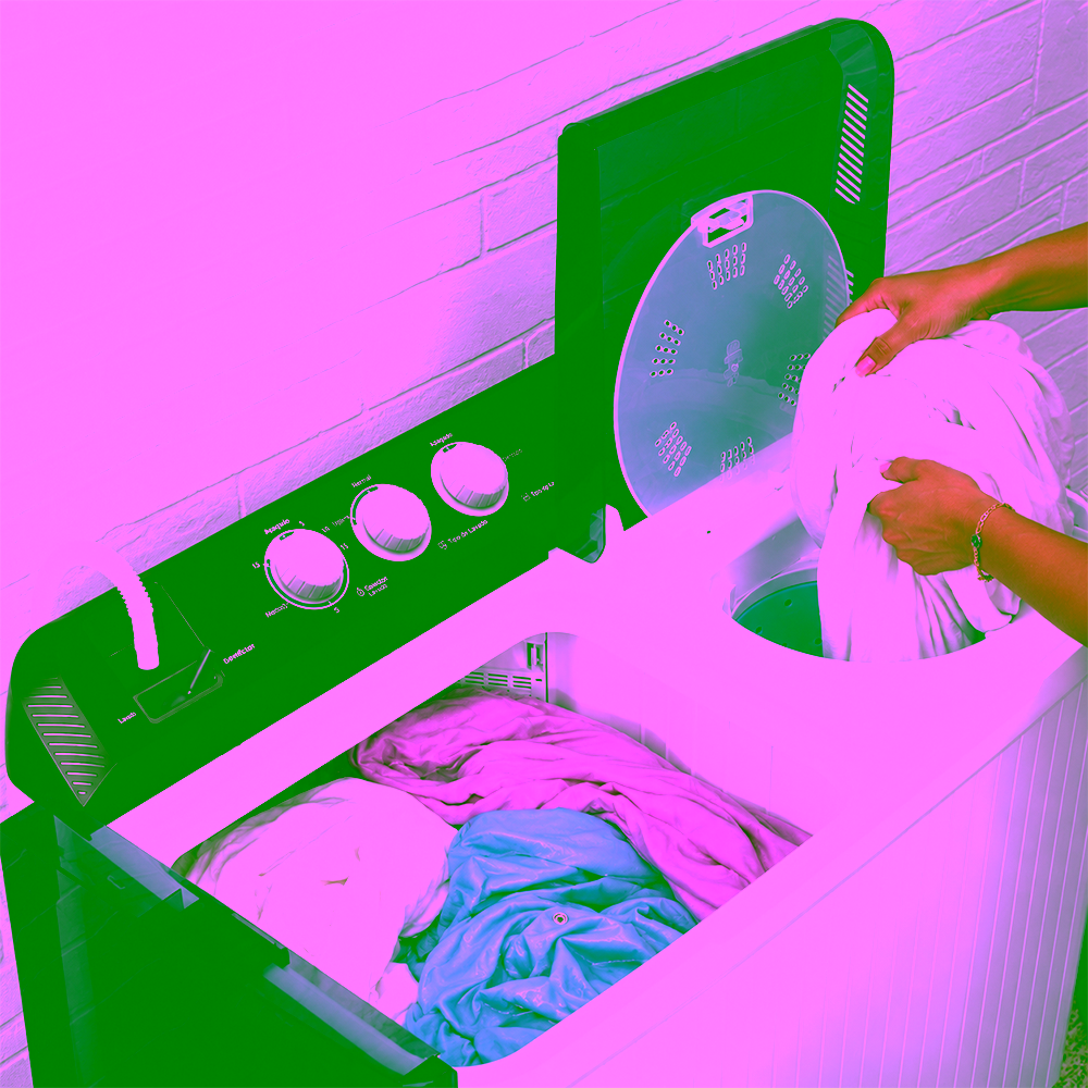 Lavadora semiautomática Mabe LMDX2224HBAB0 de 22 kg en uso con ropa obtén en granhogar