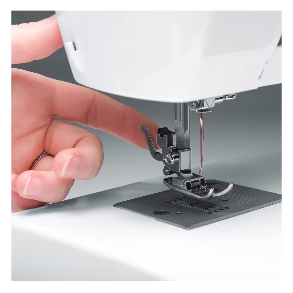 Encuentra la máquina de coser SINGER 6699 con puntadas utilitarias, flexibles, decorativas y el mejor precio solo en Gran Hogar Online.
