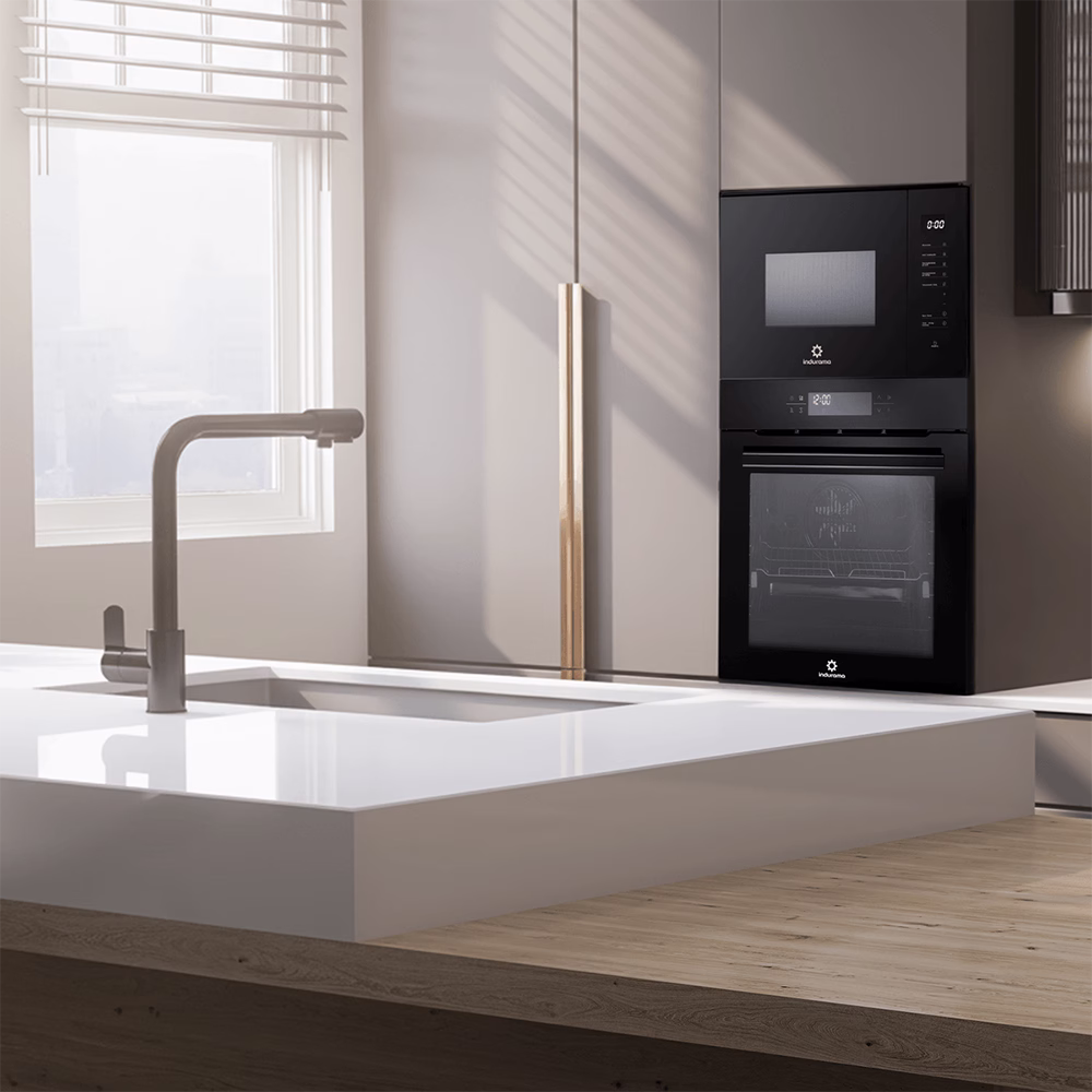 Horno microondas empotrable MWI-25NE 25 litros Indurama instalado en cocina moderna adquiérelo en granhogar