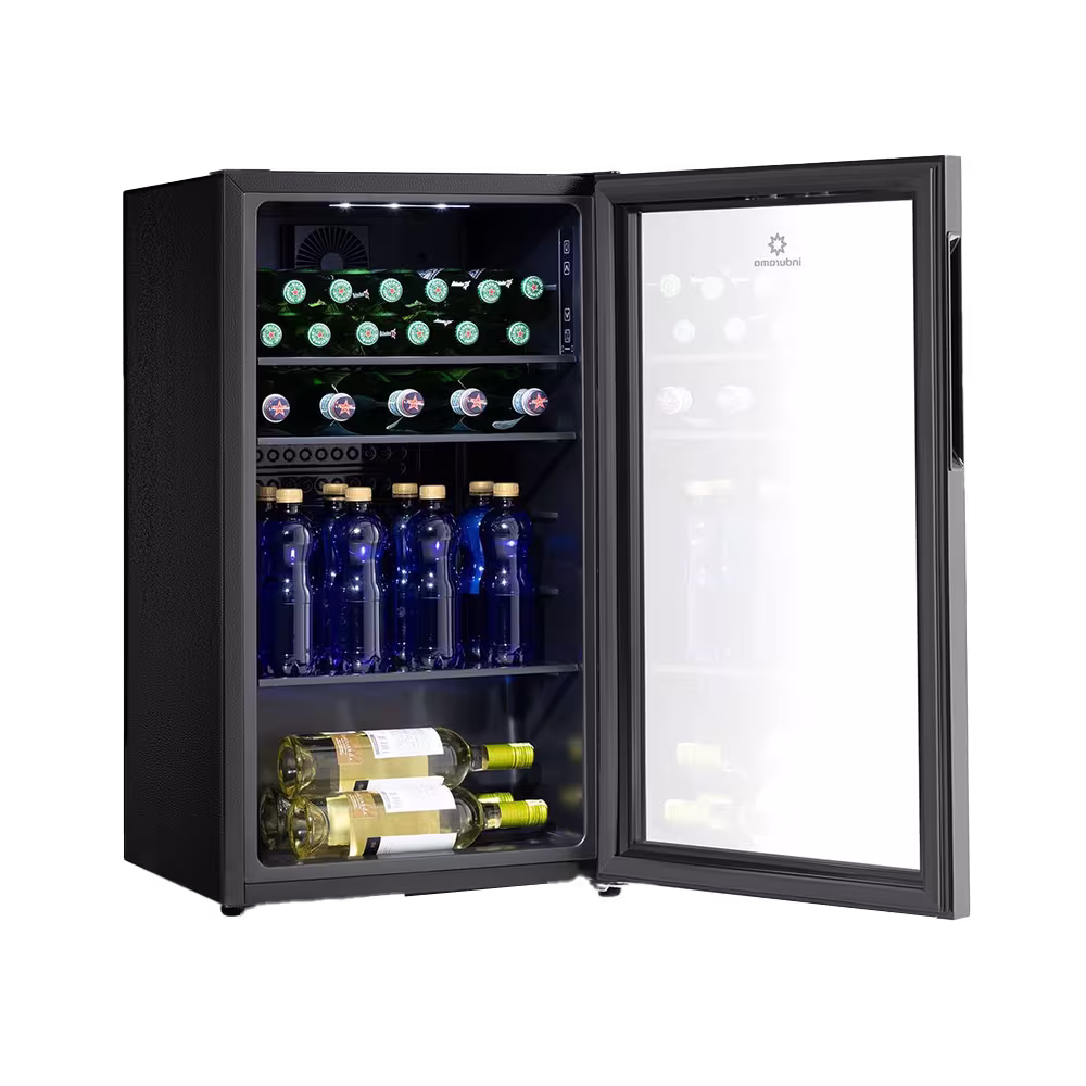Mini vitrina Indurama VFV-120 con botellas y puerta abierta vista diagonal. Solo en granhogar online