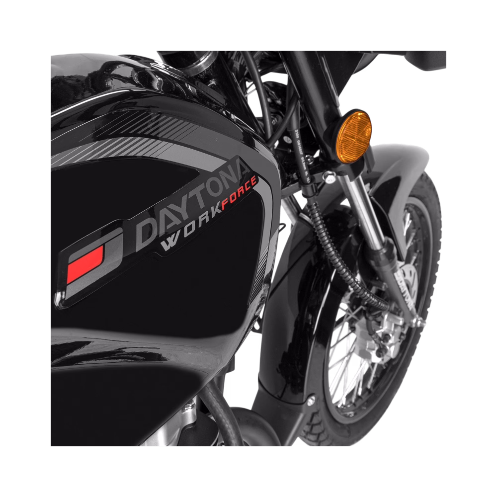 Moto DY150 Workforce Daytona negra acercamiento al tanque y marca descúbrelo en granhogar