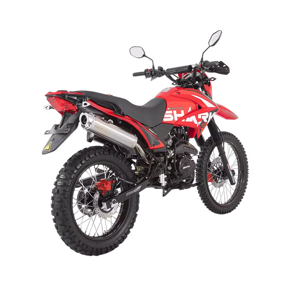 Moto Daytona Shark II negra en exteriores solo en granhogar