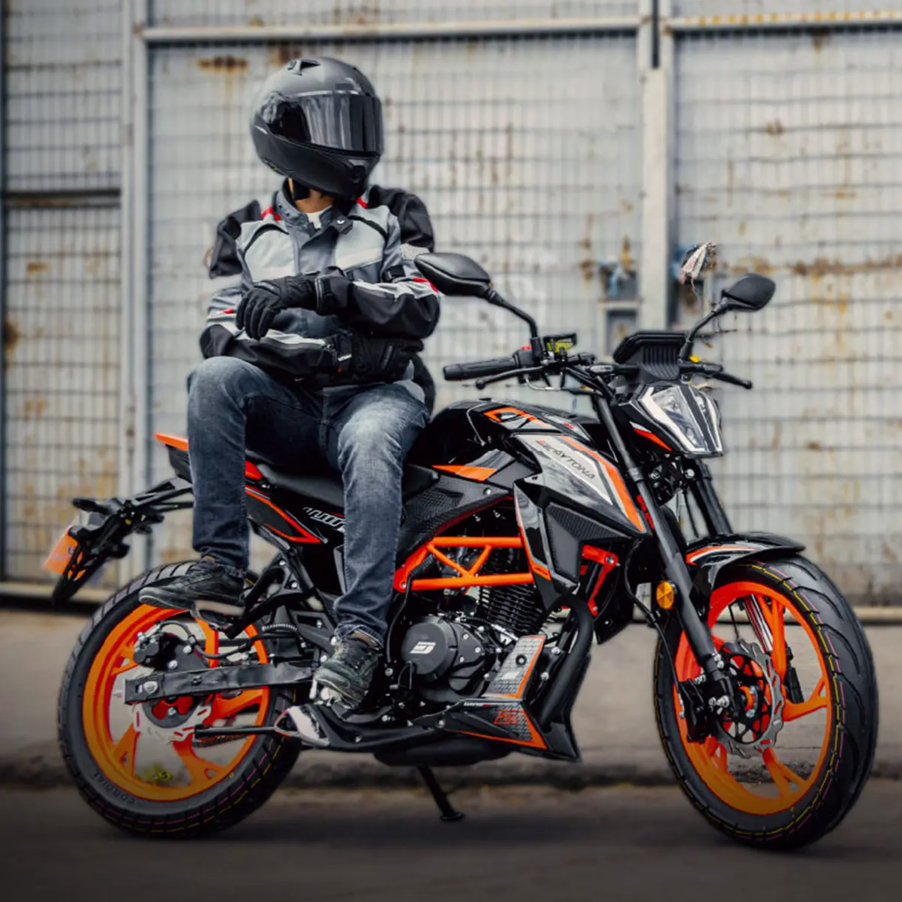Moto Daytona WING EVO II de 200cc, arranque eléctrico y pedal, frenos de disco, tanque de 16 L. Ideal para moverte con estilo y potencia.