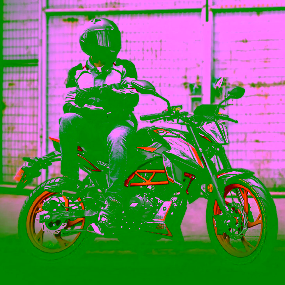 Motocicleta Daytona DY200 WING Evo II de 200 cc con conductor en escena urbana obtén en granhogar