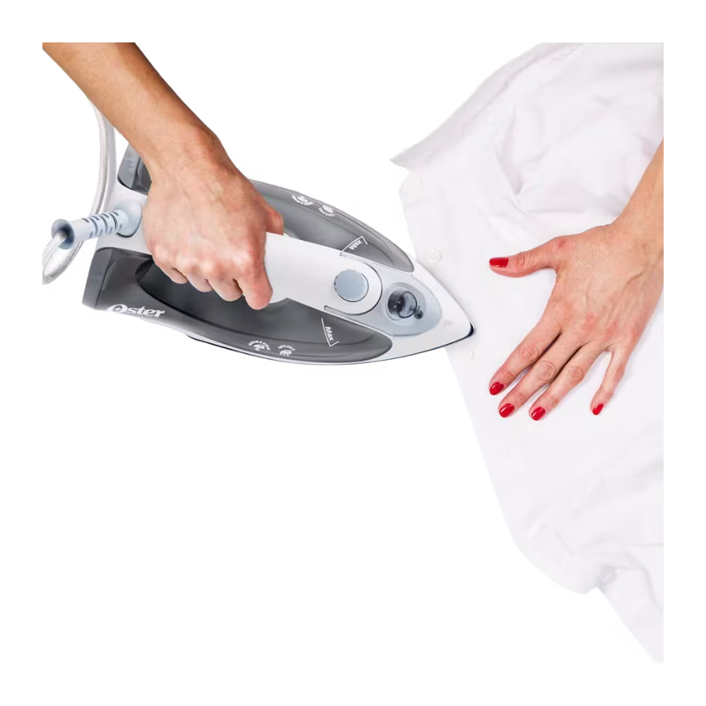 Plancha a vapor Oster GCSTBS5001-013 planchando tela blanca, compra online en granhogar
