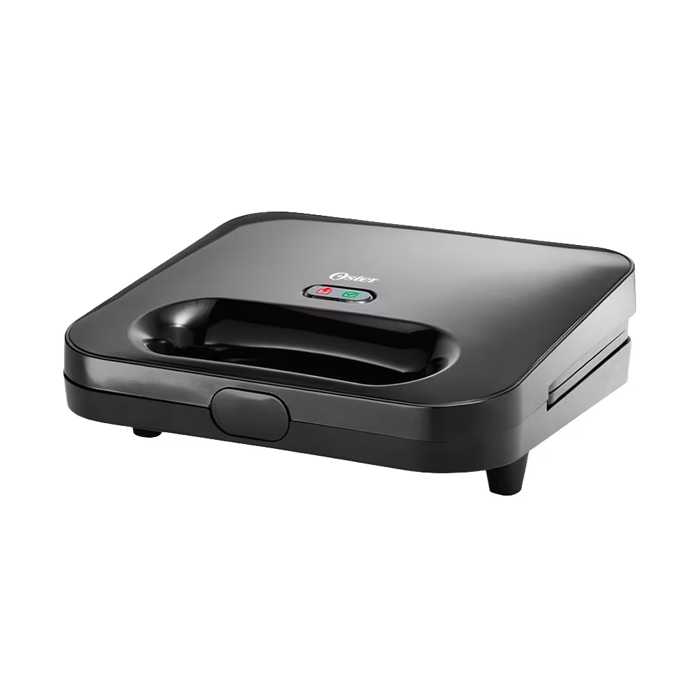 Sanduchera Oster CKSTSM2885 750W negra vista diagonal. Encuéntrala en granhogar online