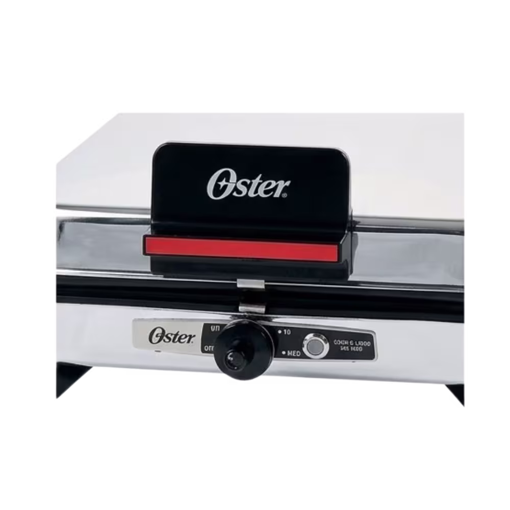 Sanduchera waflera Oster Cg120w-012-000 logotipo de marca en asa primer plano  disponible en granhogar
