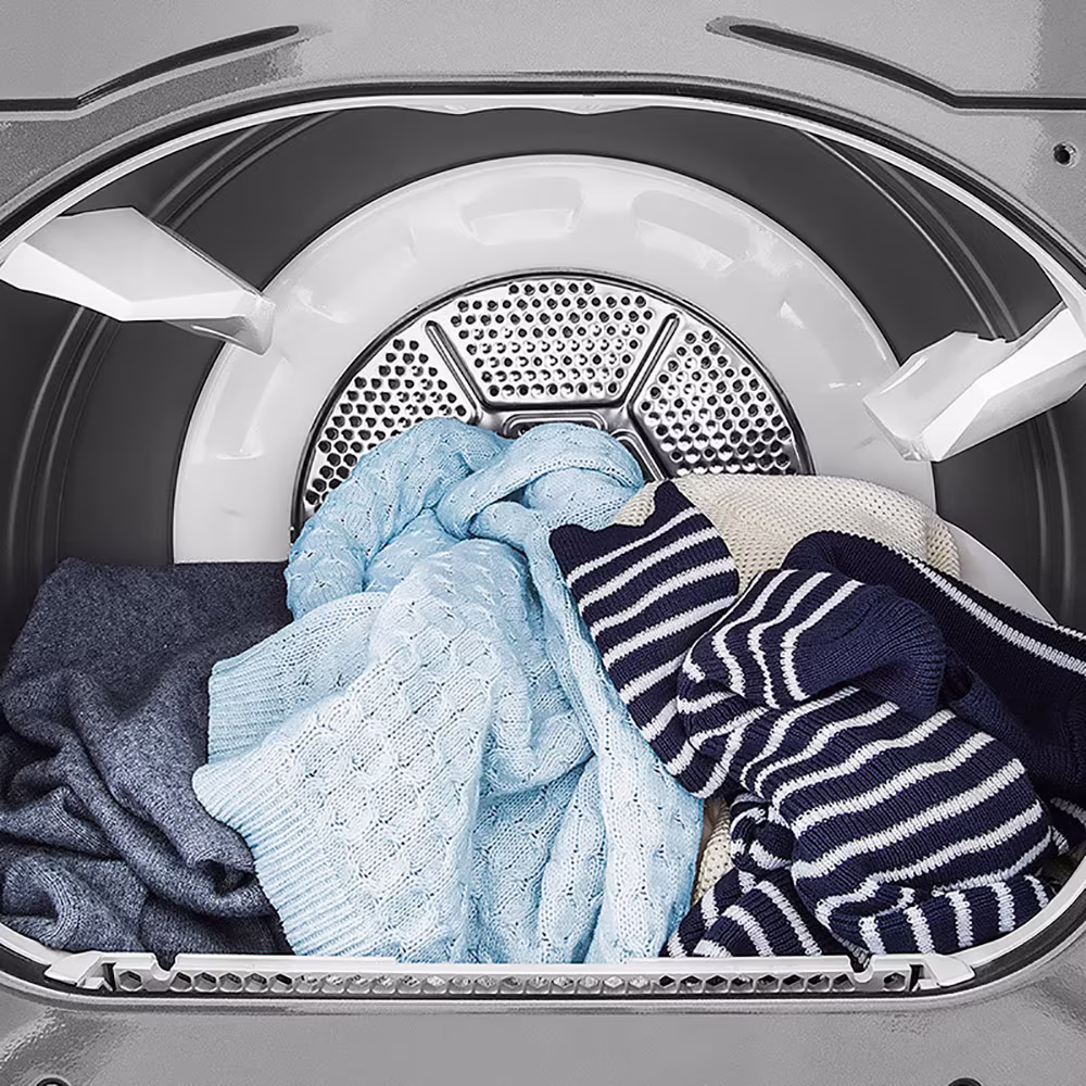 Secadora a gas SMG17R8MSBAB0 24kg blanca Mabe con ropa cargada descúbrelo en granhogar