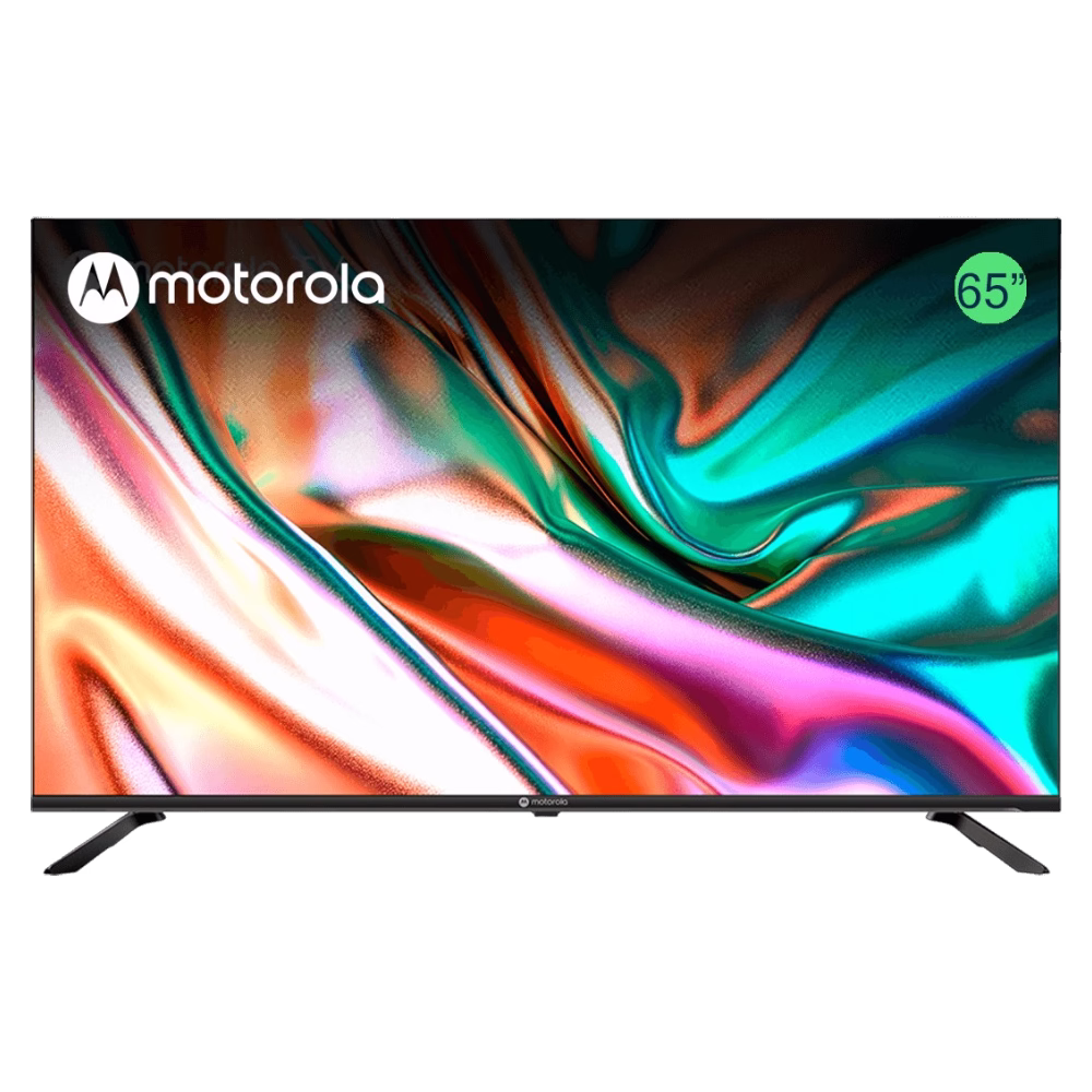Televisor Motorola 65MNUHD frontal completo con etiqueta roja, descúbrelo en granhogar.