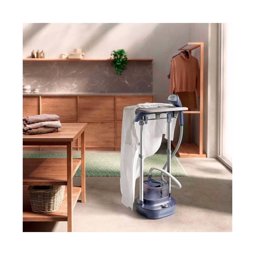Vaporizador de ropa EGS20 1650W Electrolux instalado en un ambiente de hogar adquiérelo en granhogar