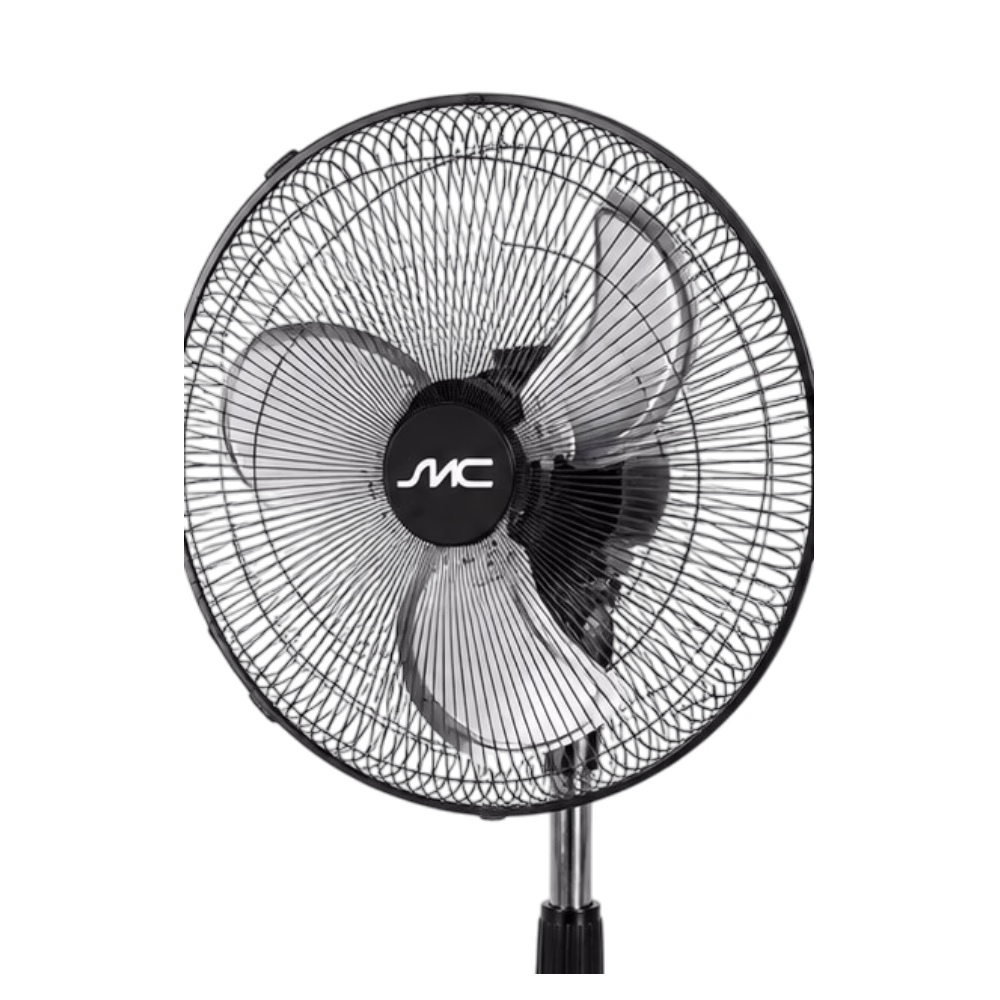 Ventilador industrial SMCVNI20PB2 20" con pedestal SMC en acercamiento a la rejilla, cómpralo en granhogar