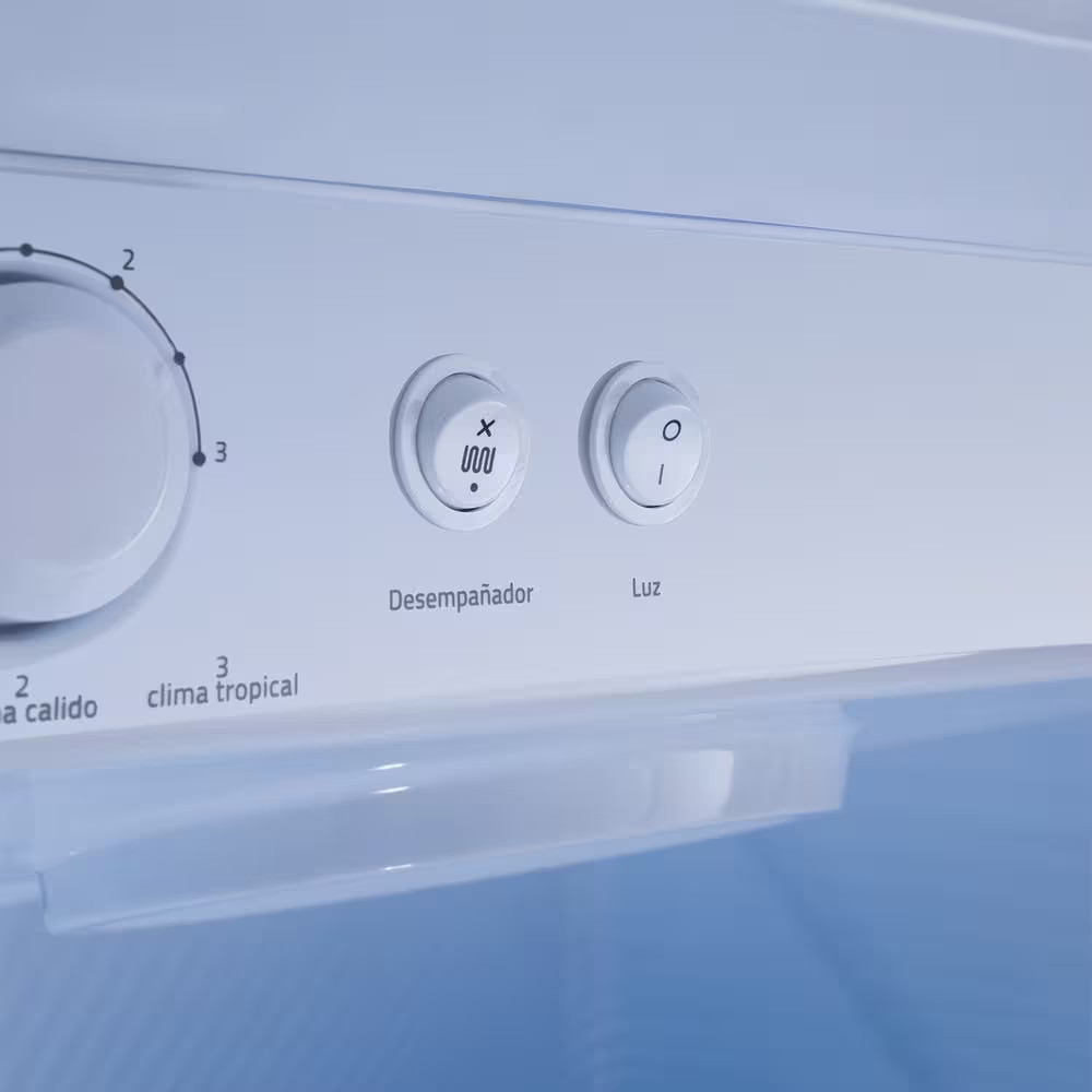 Vitrina Indurama VFV-520 termostato y botones de control vista en detalle. Encuéntrala en granhogar online