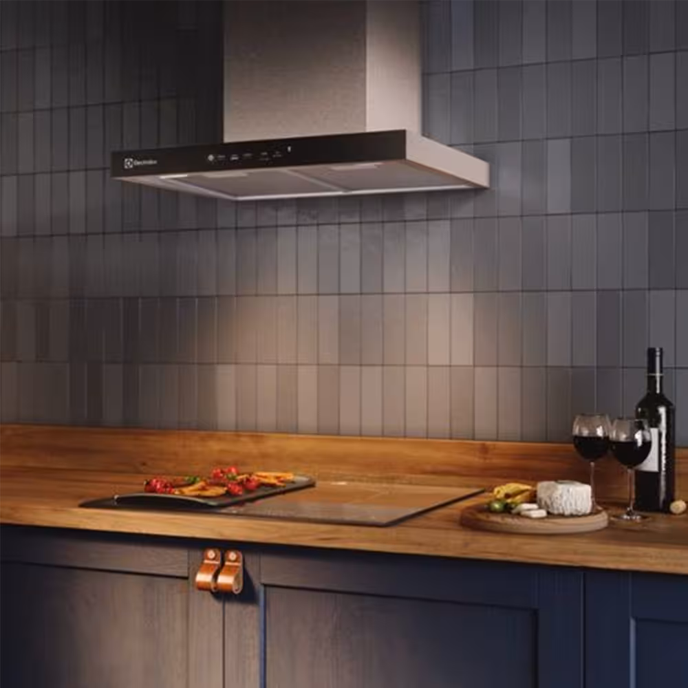 Campana Electrolux CE6TF de 60 cm con 3 velocidades, filtros metálicos lavables y diseño moderno para tu cocina.
