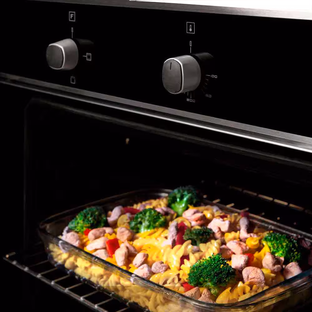 Horno Empotrable HE 2502 Challenger ofrece potencia, elegancia y precisión para disfrutar una experiencia culinaria moderna y resultados deliciosos.