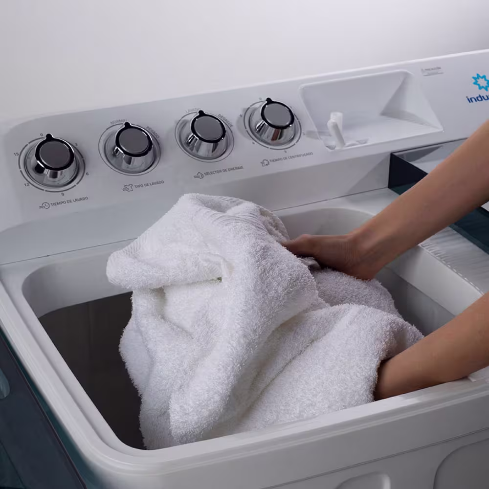 La Lavadora Semiautomática Indurama LRI-13BLSA 13 kg es ideal para cargas medianas, con perilla de control y timer para un lavado eficiente.