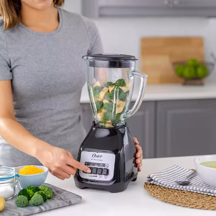 Prepara batidos, jugos y mezclas perfectas con la licuadora Oster BLSTKAG-BPB. Potente motor, cuchillas de acero inoxidable.