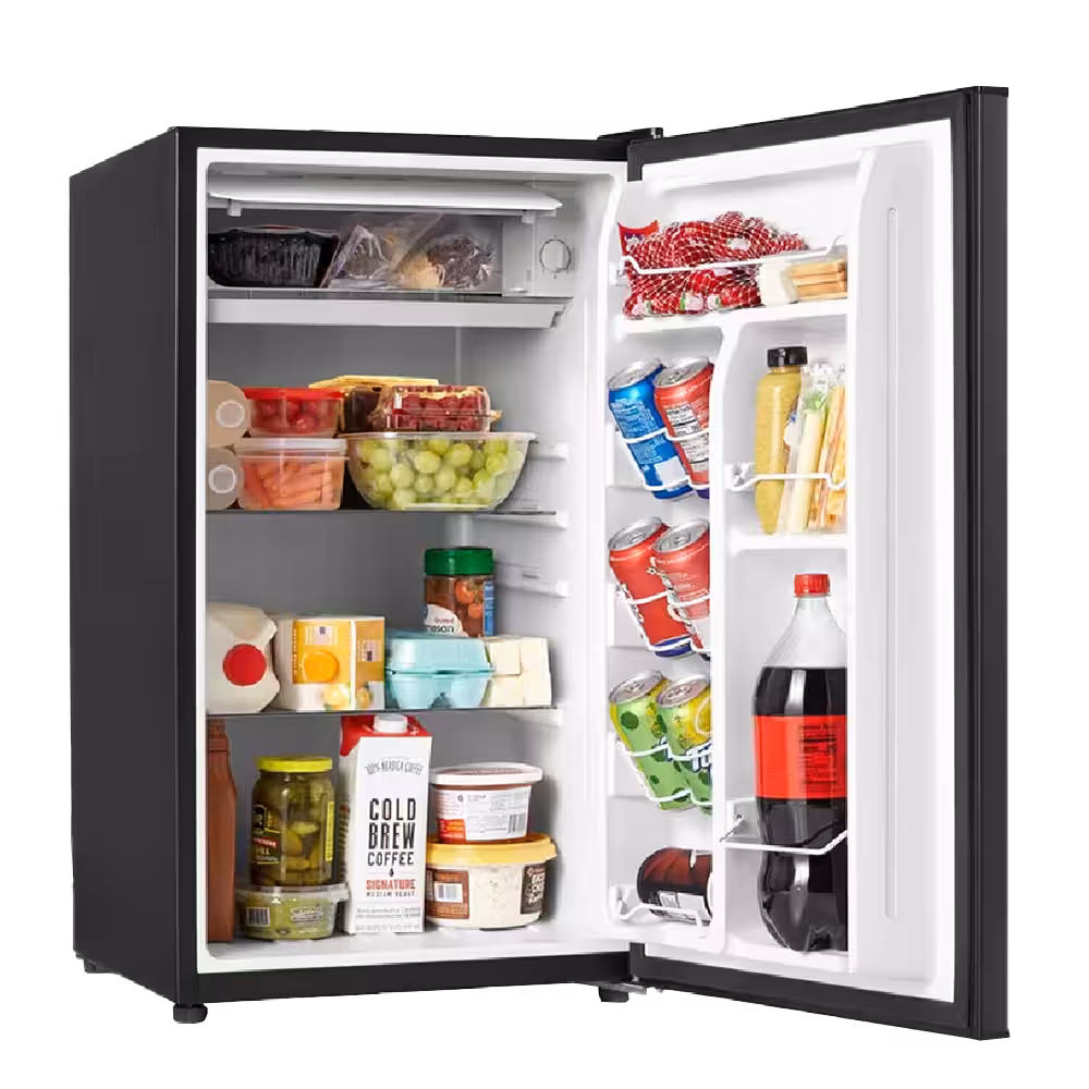 ¡Disfruta la frescura! La Mini Nevera Bar 93LBC-96-62H-US 93L de Hamilton Beach, compacta y eficiente, mantiene tus bebidas frías con estilo.