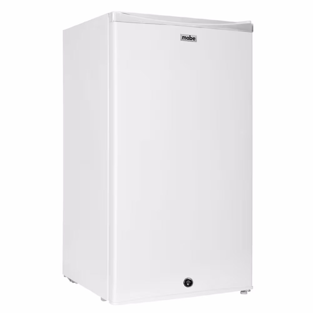 ¡Frescura y estilo! La Mini Nevera Bar RMF04ERB0 Blanco 93L de Mabe, compacta y moderna, ideal para mantener tus bebidas siempre frías.