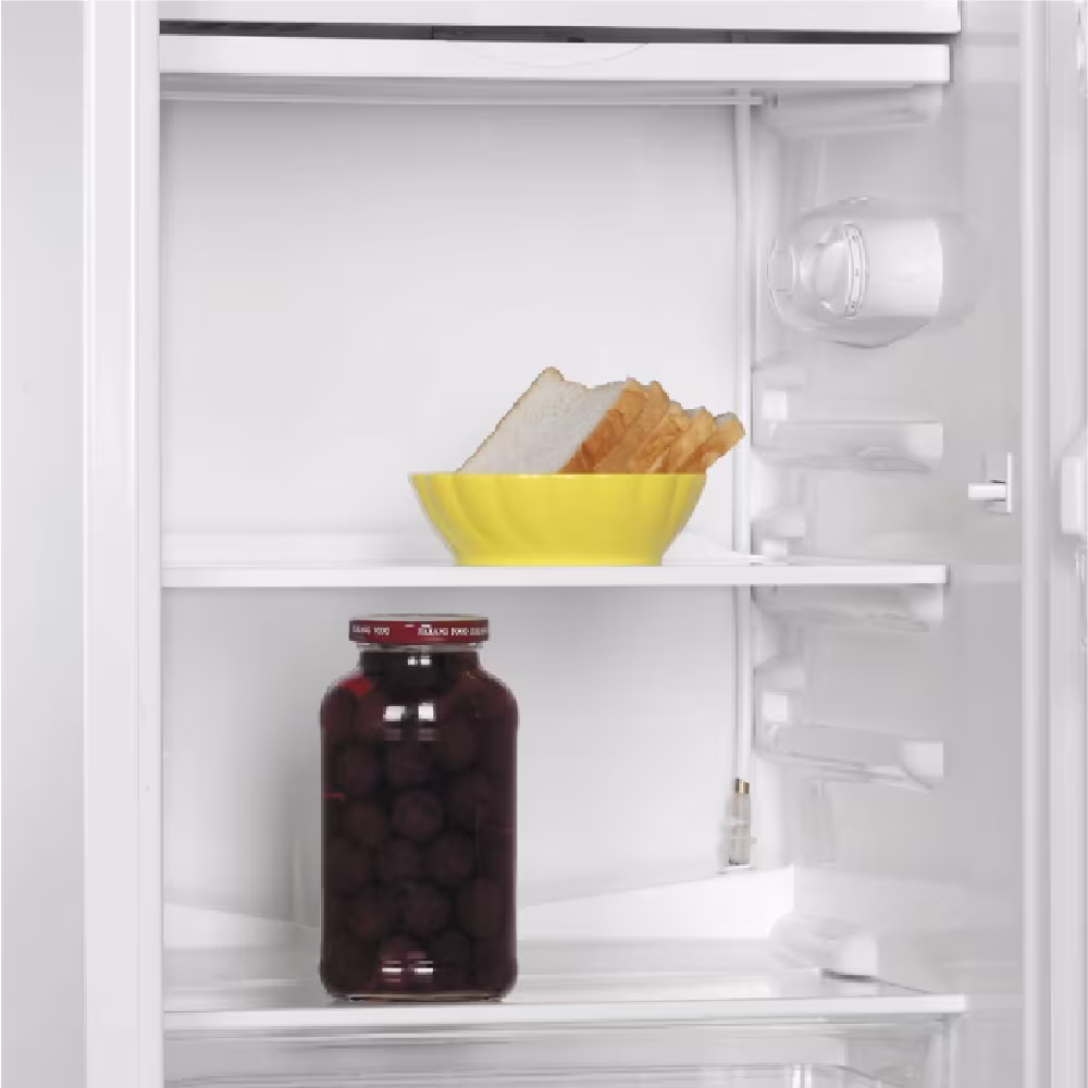 ¡Frescura y estilo! La Mini Nevera Bar RMF04ERB0 Blanco 93L de Mabe, compacta y moderna, ideal para mantener tus bebidas siempre frías.