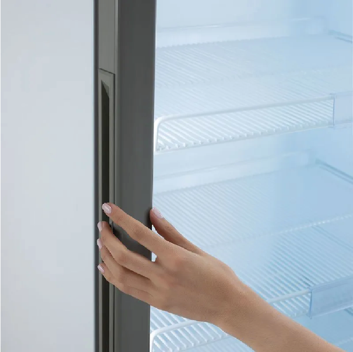 La Vitrina Frigorífica Vertical VFV-520 380L INDURAMA ofrece frescura y gran capacidad para exhibir tus productos de manera eficiente y ordenada.